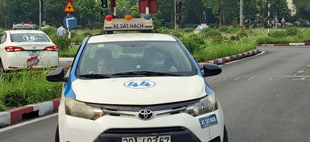 Học viên luyện tập bài thi sa hình trước kỳ thi sát hạch.